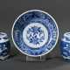 3 Diverse Teile japanisches Porzellan mit Blaumalerei Dekor: tiefe Schale mit floralen und ornamentalen Kartuschen (H. 6cm, Ø 14cm) sowie Paar Döschen in Trommelform mit durchbrochenem Deckel und Prunusdekor (H. 8,5cm)… - фото 1 3 Diverse Teile japanisches Porzellan mit Blaumalerei Dekor: tiefe Schale mit floralen und ornamentalen Kartuschen (H. 6cm, Ø 14cm) sowie Paar Döschen in Trommelform mit durchbrochenem Deckel und Prunusdekor (H. 8,5cm)… - фото 1