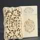 2 Diverse fein geschnitzte chinesische Elfenbein Visitenkartenetuis mit Kartuschen und Reliefs "Figuren in Landschaft", Guangdong um 1880, 9,5x5,5/9,7x5,7cm, Genehmigung nach VO (EG) 338/97 liegt vor (kein Expo… - Foto 1