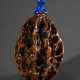 Geschnitzter Kern als Snuffbottle gearbeitet mit kleinen Personendarstellungen auf Erhebungen mit länglichem blauem Steinstöpsel, L. 6cm - photo 1