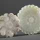 2 Diverse Teile chinesische Jade Anhänger und Schließe in Blütenform, Ø 7,5/5,6cm - photo 1