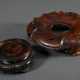 2 Fein geschnitzte chinesische Redwood Stands, um 1920, Ø 9/16,5cm, rest. - photo 1