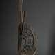 Chiwara-Antilope der Bamana, Mali, imposante Tanz-Skulptur mit charakteristischer, detailreicher Skarifikation und schöner, durch Alter und Gebrauch entstandene Patina, vereinzelte kristalline Ablagerungen und Krustenbil… - фото 1