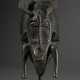Kraftvolle Senufo Kpelie Maske, Elfenbeinküste 19.Jh., archaische Ausstrahlung und unregelmäßige, charaktervolle, längsovale Form mit Hörnern und spitz zulaufendem Kinn, Oberfläche mit tiefdunkler, gewachsener Patina, un… - Foto 1