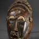 Baule Maske "Kpan" zur Verehrung des Büffelgottes Goli mit Skarifizierungen auf Stirn und Wangen, atypischer Mund, partiell weiß bemalt, schöne Patina, H. 39cm, Provenienz: Sammlung Schleswig-Holstein - photo 1