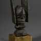 Ikenga-Figur der Igbo (Ikenga symbolisiert in der Igbo-Kultur Stärke, Erfolg und persönliche Leistung), Nigeria 1. Hälfte 20.Jh., miniaturhafte Kultfigur mit kraftvoll-reduzierter Form und grober Schnitzweise, leicht glä… - фото 1