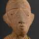 Kleine Nok Figur "Kniender" in feiner und detailreicher Ausführung, auf Metallsockel, Nigeria um 700 v.Chr.-100 n. Chr. , H. 28cm, rest., TL Test Kotalla No. 03010302, vorhanden, Provenienz: Studio Arman / NY - фото 1