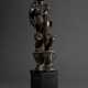Eket Ogbom Tanzaufsatz „Stehende Figur", schöne Patina mit partiell weißer Bemalung, Nigeria, Stachelperlkette nachträglich hinzugefügt, H. 53cm, Provenienz: Sammlung Schleswig-Holstein - photo 1