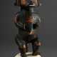 Fang Figur „Sitzender“ mit helmartiger Frisur und partieller weißer Bemalung, Kamerun/Gabun, H. 32,5/39cm, nachträglich auf Marmorsockel montiert, Provenienz: Sammlung Schleswig-Holstein - фото 1