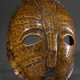 Lega Maske aus ornamental verziertem Schildkrötenpanzer mit typisch geformten Augen, DR Kongo, L. 21cm, Provenienz: Sammlung Poul Holm Olsen, Holstebro - photo 1