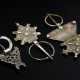 3 Diverse marokkanische Fibeln: 2x ornamentierte "Blüten" (L. 9,7/11,8cm) und 1x floral durchbrochen mit graviertem Halbmond (L. 9,5cm), Silber, 97g, Alters- und Gebrauchsspuren (MA16/12/17) - photo 1