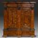 Frankfurter Pilasterschrank in architektonischem Aufbau mit geschnitzten korinthischen Kapitellen, Türen mit querfurnierten Wellenprofilen, Anfang 18.Jh., Nussbaum auf Eiche furniert, innen Borde, ca. 223x208x85cm, unber… - фото 1
