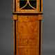 Zierlicher Biedermeier Eckschrank mit Vitrinenaufsatz und Blendertür, gerade Front mit seitlichen ebonisierten Halbsäulen, Birke auf Weichholz furniert, Baltikum Anfang 19.Jh., ca. 190x70x52cm, etwas def. - photo 1