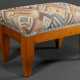 Biedermeier Fußbank mit grafischem Polster auf eingezogenen Beinen, Obstholz, 24x37x23, alter Wurmstich - фото 1