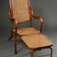 Thonet Klappsessel mit Armlehnen und angesetzter Fußstütze, um 1900, Bugholz mit Wiener Geflecht, 36/114,5x126x58,5cm, leichte Gebrauchsspuren - photo 1