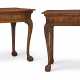 A PAIR OF ENGLISH WALNUT AND MAHOGANY SIDE TABLES - Foto 1