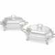 A PAIR OF GEORGE III SILVER ENTREE DISHES AND COVERS WITH SILVER-PLATED WARMING STANDS - Foto 1