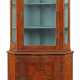 Eckvitrine 19. Jh., Nussbaum u. a. furniert, eintü… - photo 1