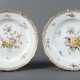 2 goldstaffierte (Wand-)Teller mit Blumenmalerei M… - фото 1