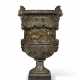 A MONUMENTAL BRONZE VASE - Foto 1