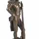 Bronze-Figur "Französischer Grenadier", 19. Jh., braun patiniert, auf Marmorplinthe, ges. 37x17,5x13,5 cm - photo 1