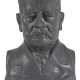 Büste "von Hindenburg", um 1920/30, schwarzer Pressgraphit, Franz Küssner & Co., Kanten etwas bestoßen, H. 25 cm - photo 1