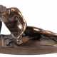 Bronze-Figur "Sterbender Gallier ", von einem Schwerthieb getroffener, auf seinem abgelegten Schild sitzender Gallier mit Torques, nach dem Vorbild der Antike, braun patiniert, Gießerstempel "F.P. Sanson… - photo 1