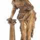 Messing-Figur "Souffleuse de Bulles", Frau im antiken Gewand an Säule stehend und Röhrchen in der Hand haltend, Blasröhrchen best., auf ovalem Sockel bezeichnet, H. 28,5 cm - Foto 1