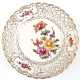 Stadt Meissen-Teller mit durchbrochenem Korbrand, polychrome Blumenmalerei mit Goldstaffage, Dm. 18,5 cm - photo 1
