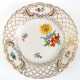 Meissen-Teller mit durchbrochenem Korbrand, polychrome Blumenmalerei mit Goldstaffage, 1. Wahl, Dm. 15,5 cm - photo 1