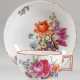 Meissen-Tasse und UT, Marcolini (1774-1817), polychrome Floralmalerei, Tasse mit gekantetem Henkel und korallenroten Rändern, UT mit Goldrand (berieben) - Foto 1