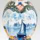 Kleine Fayence-Vase, wohl Proskau/Schlesien um 1790, gemarkt P.2 in Blau, weiß glasiert, Schauseite mit Segelschiff vor Küstenlandschaft in Blaumalerei, seitl. polychrome Floralmalerei, glockenförmiger Deckel polychrom b… - photo 1