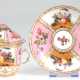 Deckeltasse mit UT, Dresden um 1900, August Rex-Marke der Manufaktur Helene Wolfsohn, Glockenbecherform mit 2 Volutenhenkeln, Deckel mit plastischer Blüte als Bekrönung, Ränder mit Korbrelief, Vierfelderdekor, abwechseln… - photo 1