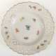 Meissen-Teller, Schwertermarke um 1970, Streublumen und Goldrand, durchbrochener Korbrand mit 3 reliefierten Kartuschen, 1. Wahl, Dm. 21 cm - Foto 1