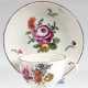 Tasse mit UT, Ludwigsburg 18. Jh., UT mit Marke 1758- 1793, Schuppenrelief, mit polychromer Blumenbukett-Malerei und Purpurrand (min. berieben) - Foto 1