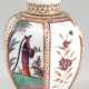 Teedose, ungemarkt, wohl Samson Paris, Mitte 19. Jh., Nachbildung einer Meissner Teedose, 6-fach gekantet, 6 Felder mit abwechselnder polychromer Chinoiseriemalerei und Indianischer Blumenmalerei, Kanten mit Rautenmuster… - photo 1