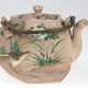 Teekännchen, wohl Japan um 1900, dünnes graues Steinzeug, fünfkantiger Korpus und fünfeckiger Deckel, umlaufende polychrome Emailmalerei mit Blumen- und Vogelmotiven, Holz-Klapphenkel, gedrehte Tülle min. best., H. 10,5 … - photo 1