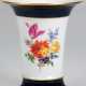 Meissen-Kratervase, z.T. kobaltblau, Buntes Blumenbukett mit Goldrändern, Schwertermarke mit 2 Schleifstrichen, H. 13,5 cm - photo 1
