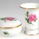 2 Meissen-Teile, Rote Rose, 1. Wahl, dabei kleine Vase, mit Goldrand, H. 10 cm und Deckeldose, mit Goldrand, H. 5,5 cm, Dm. 10 cm - photo 1
