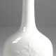 Porzellan-Karaffe, Royal Copenhagen, weiß, mit floralem Dekor, Nr. 4494, mit Stopfen in Kugelform, H. 27 cm - photo 1