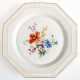 KPM-Teller, mit Korbrand, achteckiger Rand, im Spiegel polychrome Blumenmalerei, Dm. 25,5 cm - Foto 1