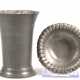 2 Teile Zinn, 19./20. Jh., dabei Schälchen mit geripptem Rand, dat. 1856, Dm. 8,5 cm und Becher, H. 10,5 cm, Gebrauchspuren - photo 1