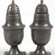 2 Zinn-Streuer, gedellt und Gebrauchspuren, H. 13 cm und 13,5 cm - Foto 1