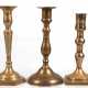 3 div. Messing-Leuchter, 19. Jh., 1-kerzig, mit rundem, quadratischem bzw. rechteckigem Stand, gegliederter Schaft, H. 19,5 cm - 21 cm - photo 1