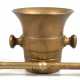 Messing-Mörser mit Pistill, 2 seitl. Handhaben, Gebrauchspuren, H. 12,5 cm, Pistill-L. 19,5 cm - Foto 1