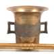 Messing-Mörser mit Pistill, 2 seitl. Henkel, Rillendekor, H. 11 cm, Pistill-L. 20 cm - Foto 1