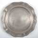 Zinn-Teller, 19. Jh., geschweifter Rand mit Rillendekor, Gebrauchspuren, Dm. 23,5 cm - фото 1