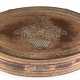 Tabatiere, oval, Frankreich 19. Jh., Kupfer mit Restvergoldung, innen schildpattartig gefaßt (mit Fehlstellen), reliefierter Blumen- und Bandeldekor, 2,1x7,3x4 cm - photo 1