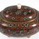 Cloisonné-Dose, oval, um 1900, Japan, Meiji, braun emailliert mit polychromem Floraldekor, auf 4 Messing-Füßchen, 8x12x9,5 cm - photo 1