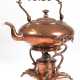 Kupfer-Teekanne auf Rechaud, um 1900, innen verzinnt, Teekanne flache, gebauchte Form, 1x gedellt, Klapphenkel mit Holzgriff, Rechaud mit Brennereinsatz, Kannenhalterung in Doppelschlangen-Form, Ges.-H. mit Henkel 33 cm - photo 1