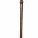 Bettpfanne, 19. Jh., Messing, mit gedrechseltem Holzstiel, Deckel sternförmig durchbrochen, beschädigt, Ges.-L. 110 cm - Foto 1